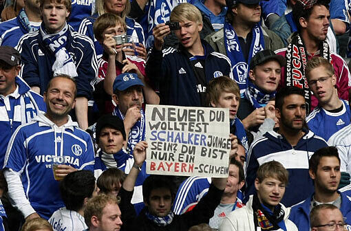 Anti-Neuer-Plakate und Schmährufe auf Schalke gegen Manuel Neuer.