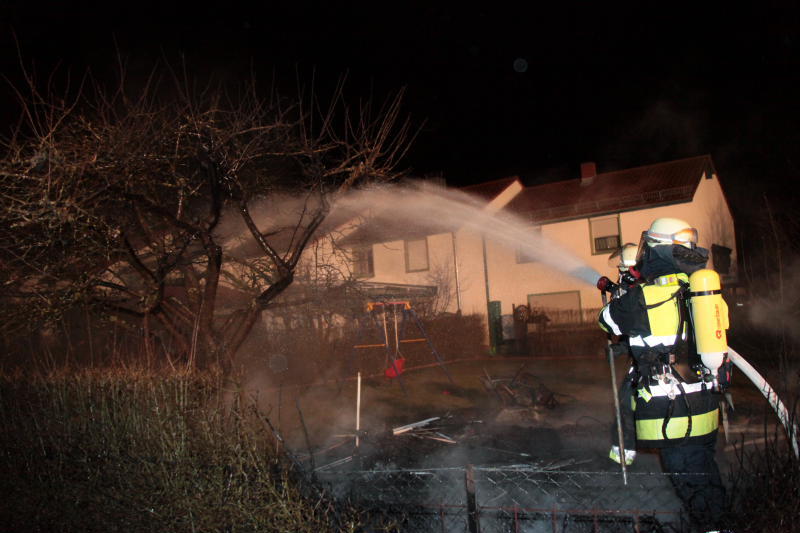 Eine Gartenhütte in Waldkraiburg ist in Flammen aufgegangen. Die Bilder vom Feuerwehr-Einsatz