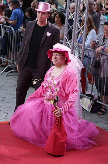 Rosa in Rosa auf dem Roten Teppich: Der Regisseur Rosa von Praunheim (r.) und Begleiter.