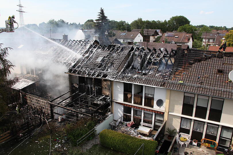 Rauchschwaden in Eiselfing: Ein Wohnhaus steht in Flammen.