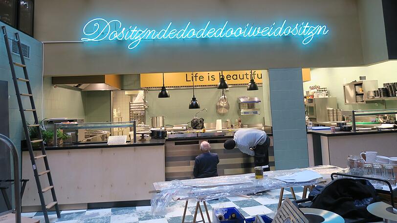 Die offene Küche ist fertig, Neon-Werke und opulente Lüster hängen bereits: Das Restaurant Neni unter einer großen Glaskuppel wird schon kommende Woche eröffnet.