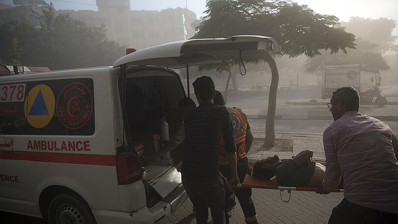 Sanitäter bergen einen verletzten Mann nach einem Luftangriff. Israels Luftwaffe flog am Samstag Angriffe auf Dutzende Hamas-Ziele. Damit reagierte Israel auf Attacken militanter Palästinenser auf sein Grenzgebiet.