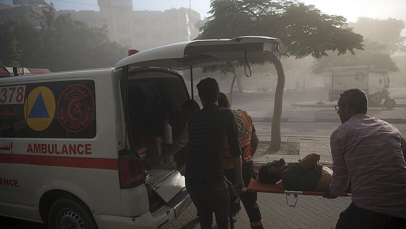 Sanitäter bergen einen verletzten Mann nach einem Luftangriff. Israels Luftwaffe flog am Samstag Angriffe auf Dutzende Hamas-Ziele. Damit reagierte Israel auf Attacken militanter Palästinenser auf sein Grenzgebiet. Sanitäter bergen einen verletzten Mann nach einem Luftangriff. Israels Luftwaffe flog am Samstag Angriffe auf Dutzende Hamas-Ziele. Damit reagierte Israel auf Attacken militanter Palästinenser auf sein Grenzgebiet.