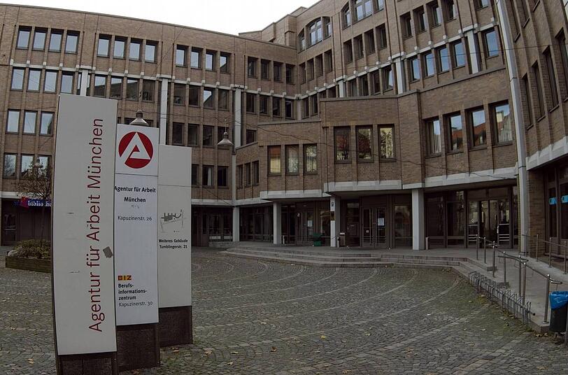 Hier will die Agentur für Arbeit München raus. Rein kommen sollen Läden, Büros - und Studentenwohnungen.