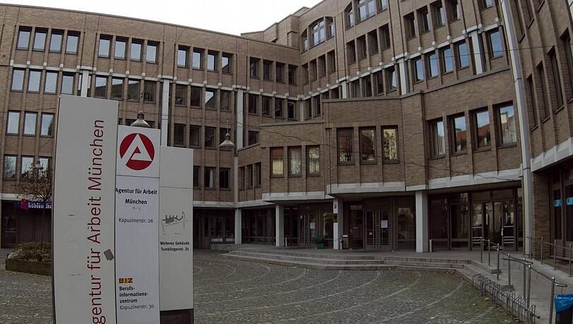 Hier will die Agentur für Arbeit München raus. Rein kommen sollen Läden, Büros - und Studentenwohnungen. Hier will die Agentur für Arbeit München raus. Rein kommen sollen Läden, Büros - und Studentenwohnungen.