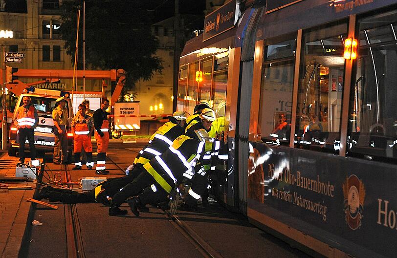Die Feuerwehr musste helfen, die Tram wieder in die Spur zu bringen. Die Bilder vom Einsatz.