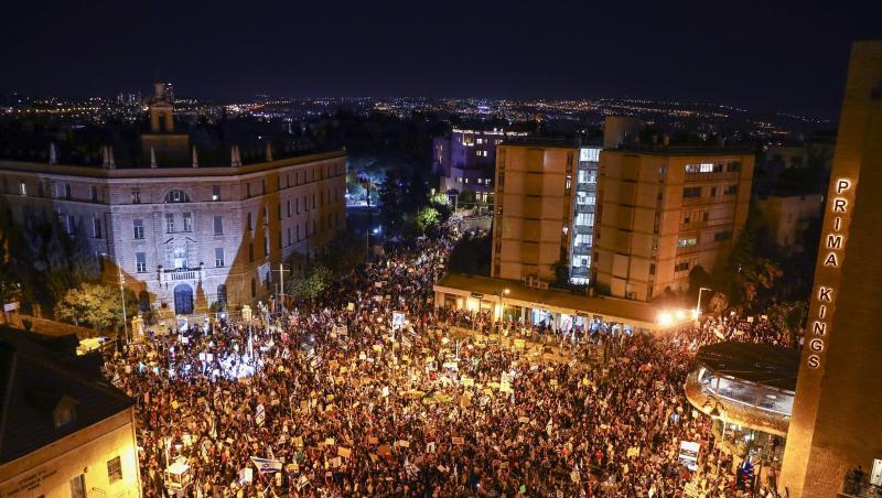Tausende Demonstranten nehmen an einem Protest gegen den israelischen Ministerpräsidenten Netanjahu nahe seiner Residenz in Jerusalem teil.