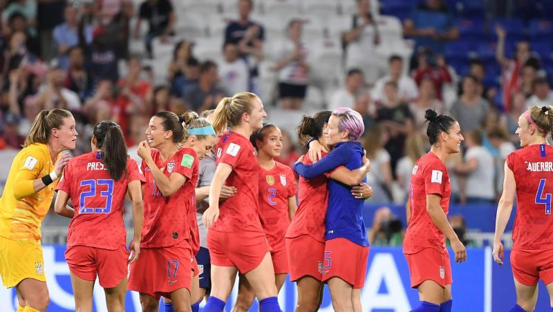 Die US-Spielerinnen feiern ihren Sieg über England. Die US-Spielerinnen feiern ihren Sieg über England.