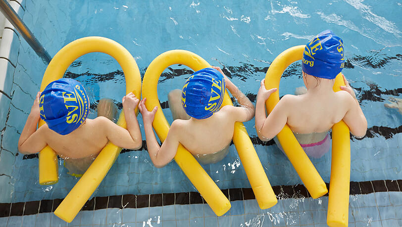 Schwimmkurse sind in München schwer zu kriegen. Schwimmkurse sind in München schwer zu kriegen.