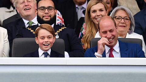 Prinz George und Prinz William amüsieren sich beim Konzert zum Platinjubiläum der Queen.