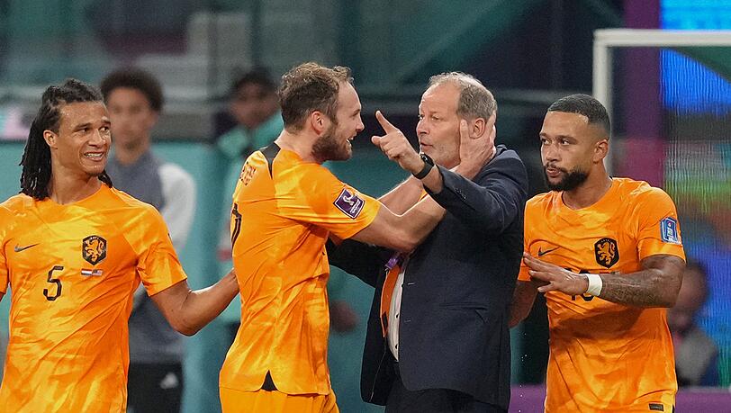 Daley Blind (2.v.l) jubelt nach einem Tor für die Niederlande mit seinem Vater Danny Blind.