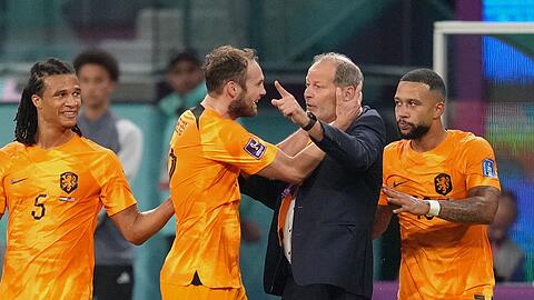 Daley Blind (2.v.l) jubelt nach einem Tor für die Niederlande mit seinem Vater Danny Blind.