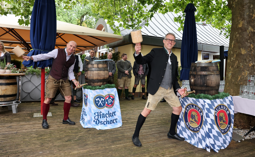 Braumeister Christian Dahncke (r.) wird auch am Samstag den Schlegel schwingen.