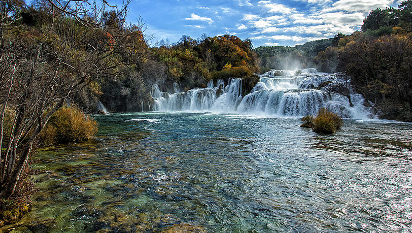 Über 17 Stufen des Skradinski buk, die sich über eine Länge von 800 Metern erstrecken, fließen die gemeinsamen Wasser der Flüsse Krka und Čikola. Über 17 Stufen des Skradinski buk, die sich über eine Länge von 800 Metern erstrecken, fließen die gemeinsamen Wasser der Flüsse Krka und Čikola.