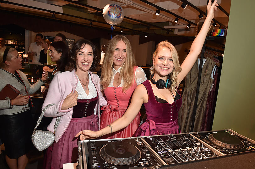 Frauenpower bei Ludwig Beck: DJane Sandy Greiner (v.r.), Anja Gräfin von Keyserlingk und Mariele Litzlfelder bei der Party zum "Wiesn Warm-Up" in München.