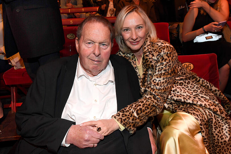 Ottfried Fischer genoss unterhaltsame Stunden im Circus-Theater Roncalli mit seiner Frau Simone. Ottfried Fischer genoss unterhaltsame Stunden im Circus-Theater Roncalli mit seiner Frau Simone.