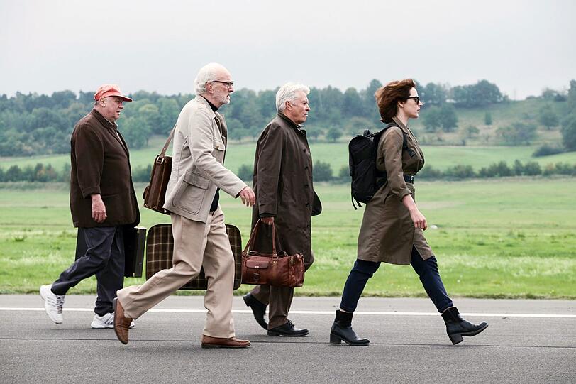 Die Profis sind zurück, angeführt von BND-Frau Paula Kern (Antje Traue): Locke (Thomas Thieme, links), Jaecki (Michael Gwisdek, zweiter von links) und Falk (Henry Hübchen). Die Profis sind zurück, angeführt von BND-Frau Paula Kern (Antje Traue): Locke (Thomas Thieme, links), Jaecki (Michael Gwisdek, zweiter von links) und Falk (Henry Hübchen).