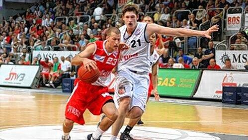 Das kam eher selten vor: Tibor Pleiß nur zweiter Sieger gegen den Trierer Drew Neitzel (links).