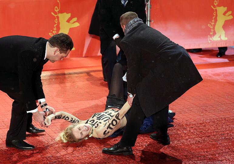 Die Aktivistinnen der ukrainischen Frauenrechtsorganisation Femen entblößten ihren Oberkörper am Rande des Roten Teppichs, um gegen die Beschneidung von Frauen zu demonstrieren.