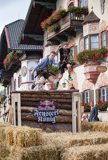 Im traditionell bayerischen Hindernisparcours gab es einige Aufgaben zu meistern! Zum Beispiel ging es über einen riesigen Holzstoß ab ins Stroh!