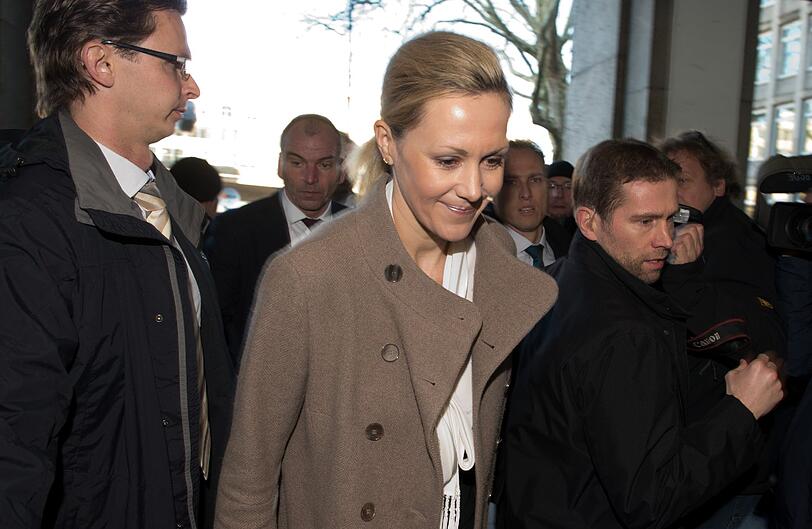 Im schicken Mantel und mit weißem Schal kommt Bettina Wulff am Landgericht Hannover an.