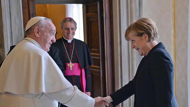 Papst Franziskus empfängt Bundeskanzlerin Angela Merkel zu einer Privataudienz im Vatikan. Papst Franziskus empfängt Bundeskanzlerin Angela Merkel zu einer Privataudienz im Vatikan.