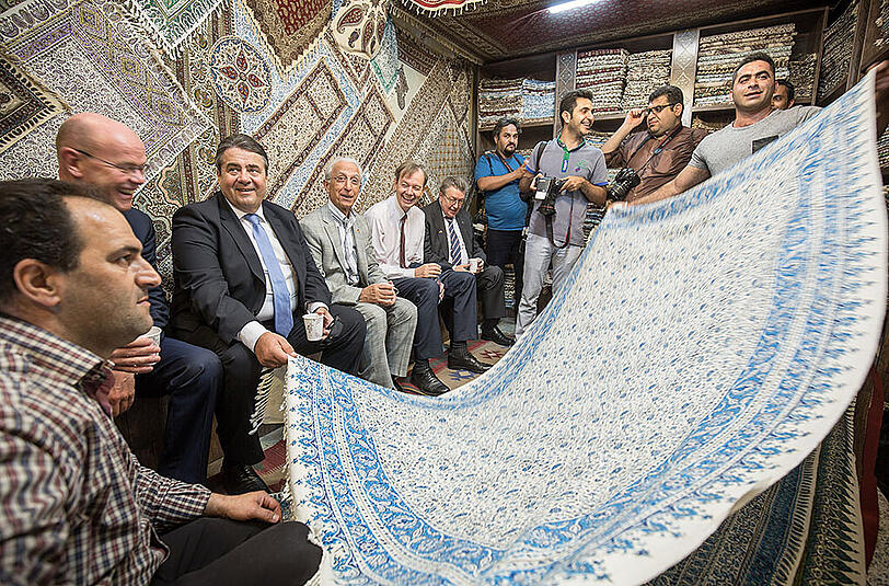 Bundeswirtschaftsminister Sigmar Gabriel sitzt im Basar am Imanplatz in Isfahan bei einem Tuchhändler. Gabriel befindet sich auf einer dreitägigen Reise durch den Iran.