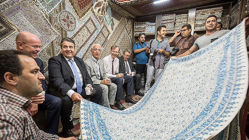 Bundeswirtschaftsminister Sigmar Gabriel sitzt im Basar am Imanplatz in Isfahan bei einem Tuchhändler. Gabriel befindet sich auf einer dreitägigen Reise durch den Iran. Bundeswirtschaftsminister Sigmar Gabriel sitzt im Basar am Imanplatz in Isfahan bei einem Tuchhändler. Gabriel befindet sich auf einer dreitägigen Reise durch den Iran.
