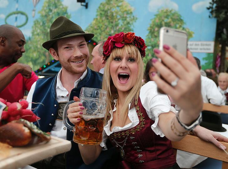 Der EHC feierte am Sonntag auf der Wiesn mit dem Wiesn-Playmate!