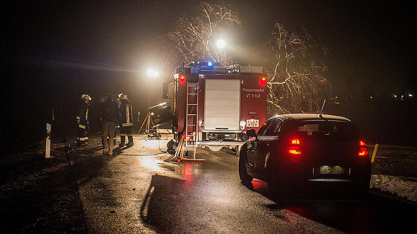 Der Wagen raste gegen einen Baum, entwurzelte ihn sogar. Der 35-jährige Fahrer starb noch am Unfallort.