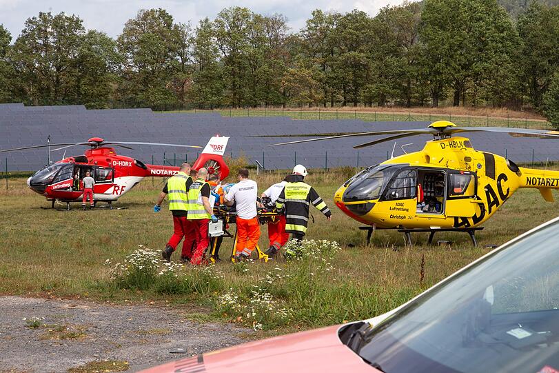 Schlimmer Unfall bei Coburg: Ein Schulbus ist dabei in den Gegenverkehr gerast - fünf Schulkinder wurden dabei schwer verletzt.