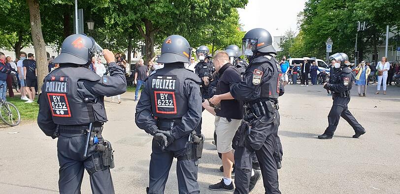 Mindestens zwei Personen wurden abgeführt, andere aufgefordert, sich zu entfernen.