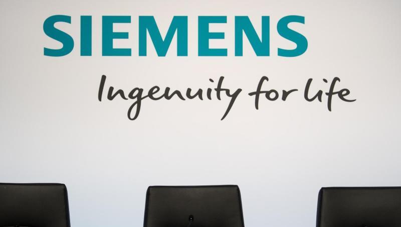 Das Siemens Logo ist vor einer Pressekonferenz auf dem Podium in der Siemenszentrale zu sehen. Foto: Sven Hoppe Das Siemens Logo ist vor einer Pressekonferenz auf dem Podium in der Siemenszentrale zu sehen. Foto: Sven Hoppe