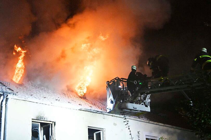Die Feuerwehr brachte den Brand in dem Reihenmittelhaus in der Theodolindenstraße nach einigen Stunden unter Kontrolle, die Polizei schätzt den Sachschaden auf mehrere Hunderttausend Euro.