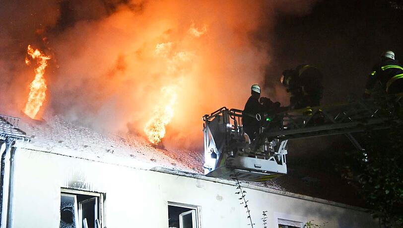 Die Feuerwehr brachte den Brand in dem Reihenmittelhaus in der Theodolindenstraße nach einigen Stunden unter Kontrolle, die Polizei schätzt den Sachschaden auf mehrere Hunderttausend Euro. Die Feuerwehr brachte den Brand in dem Reihenmittelhaus in der Theodolindenstraße nach einigen Stunden unter Kontrolle, die Polizei schätzt den Sachschaden auf mehrere Hunderttausend Euro.