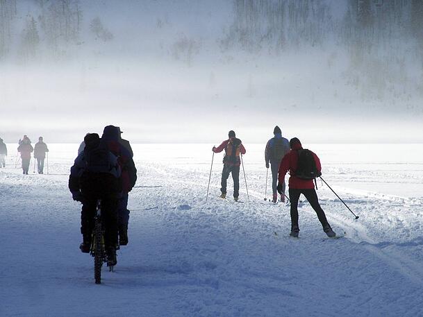 Skil&auml;ufer und Radfahrer sind im Jahr 2006 auf dem zugefrorenen K&ouml;nigssee unterwegs.