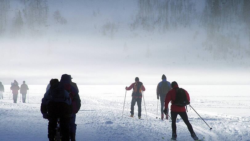 Skiläufer und Radfahrer sind im Jahr 2006 auf dem zugefrorenen Königssee unterwegs. Skiläufer und Radfahrer sind im Jahr 2006 auf dem zugefrorenen Königssee unterwegs.