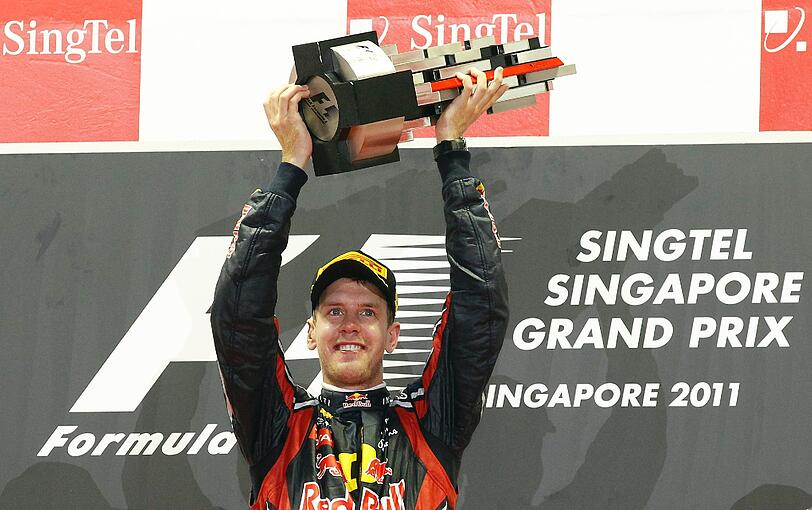 Sebastian Vettel hält die Siegertrophäe nach dem Rennen um den Großen Preis von Singapur.