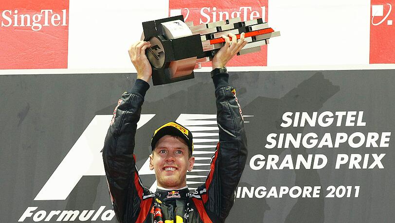 Sebastian Vettel hält die Siegertrophäe nach dem Rennen um den Großen Preis von Singapur. Sebastian Vettel hält die Siegertrophäe nach dem Rennen um den Großen Preis von Singapur.