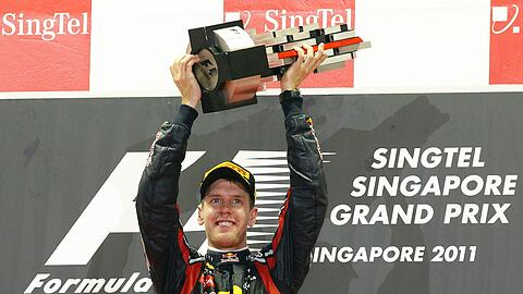 Sebastian Vettel hält die Siegertrophäe nach dem Rennen um den Großen Preis von Singapur.