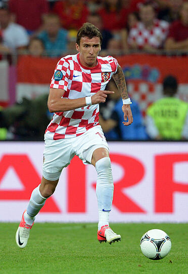 MARIO MANDZUKIC (26 Jahre, Stürmer, aus Wolfsburg): Der Kroate stößt erst am Sonntag zu seiner neuen Mannschaft, wird mit den Bayern ins Trainingslager an den Gardasee reisen. 13 Millionen Euro überwies der inzwischen von Matthias Sammer abgelöste Sportdirektor Christian Nerlinger nach Wolfsburg, um Mandzukic, der drei Mal bei der Euro in der Vorrunde traf, nach München zu lotsen. Mandzukic soll Mario Gomez Druck machen, ist technisch etwas begabter als der arrivierte Goalgetter, aber eben auch nicht ganz so torhungrig (letzte Saison 12 Tore in 32 Bundesliga-Spielen). Tendenz: Wird zu mehr Einsätzen kommen als Nils Petersen und Ivica Olic letzte Saison. Solange Trainer Jupp Heynckes nur mit einer Sturmspitze spielt, wird er sich aber meist wohl auf der Bank wiederfinden.