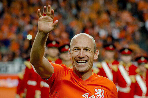 Arjen Robben:Hauptrolle.Zuletzt die One-Man-Show im niederländischen Team. Von Louis van Gaal wird er auf dem linken Flügel eingesetzt. Ist hinter Robin van Persie Vize-Kapitän, sprüht vor Ehrgeiz und Selbstvertrauen. Ist auch bitter nötig &ndash; bei Vorrundengegnern wie Spanien und Chile. In Gruppe B ist der Finalist von 2010 so &ndash; man höre und staune &ndash; nur Außenseiter &bdquo;Wir müssen zusammen knochenhart weiterarbeiten und weitergehen. Bei Ballbesitz müssen wir vier besser agieren&ldquo;, sagt er