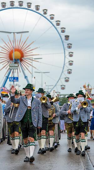 Trotz Nieselwetters rollten rund 40 Festwagen und Kutschen in dem sieben Kilometer langen Zug mit - und die Trachtler aus der ganzen Welt hatten dabei beste Laune.