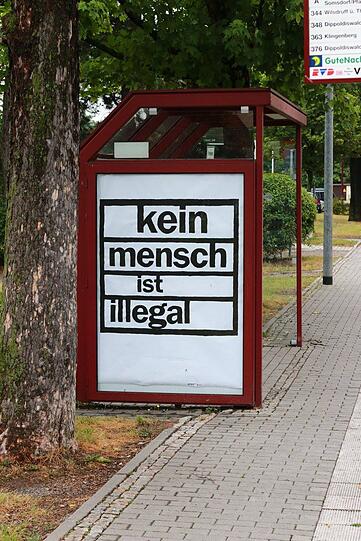Anti-Nazi-Plakate in Freital. Aufgehängt von Dies Irae.