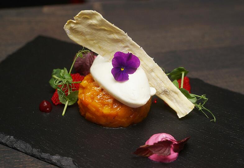 Der 1. Gang: Big Bear & Krenmousse: Tobikko, Pastinake, Rote Beete Espuma