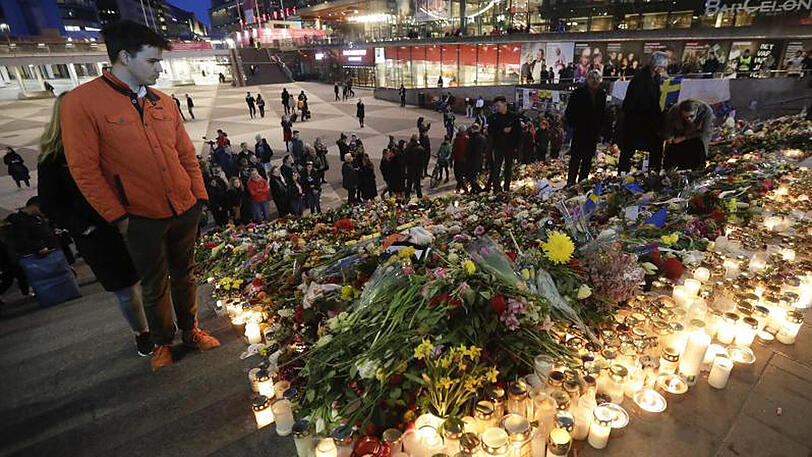 Kerzen leuchten für die Opfer des LKW-Anschlags in Stockholm.