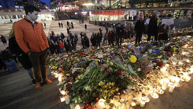 Kerzen leuchten für die Opfer des LKW-Anschlags in Stockholm. Kerzen leuchten für die Opfer des LKW-Anschlags in Stockholm.