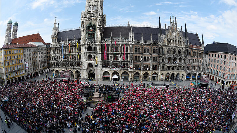Ein rot-weißes Fahnenmeer auf dem Marienplatz.