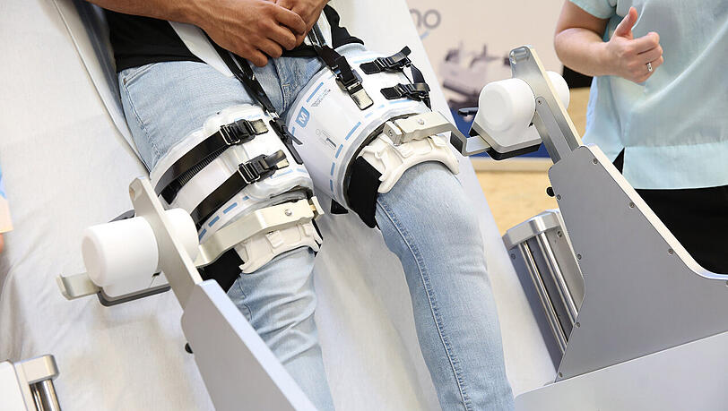 Beinarbeit: Roboter "Vemo" hilft, die Mobilität von Patienten wiederherzustellen – und entlastet Pflegepersonal. Archit Mahindra und Ramona Schläfer vom Münchner Start-up Reactive Robotics machen's vor. Beinarbeit: Roboter "Vemo" hilft, die Mobilität von Patienten wiederherzustellen – und entlastet Pflegepersonal. Archit Mahindra und Ramona Schläfer vom Münchner Start-up Reactive Robotics machen's vor.