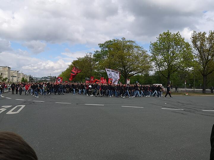 Lautstark: Die Ultras der Nürnberger stimmen sich auf das Spiel gegen den FC Bayern ein.